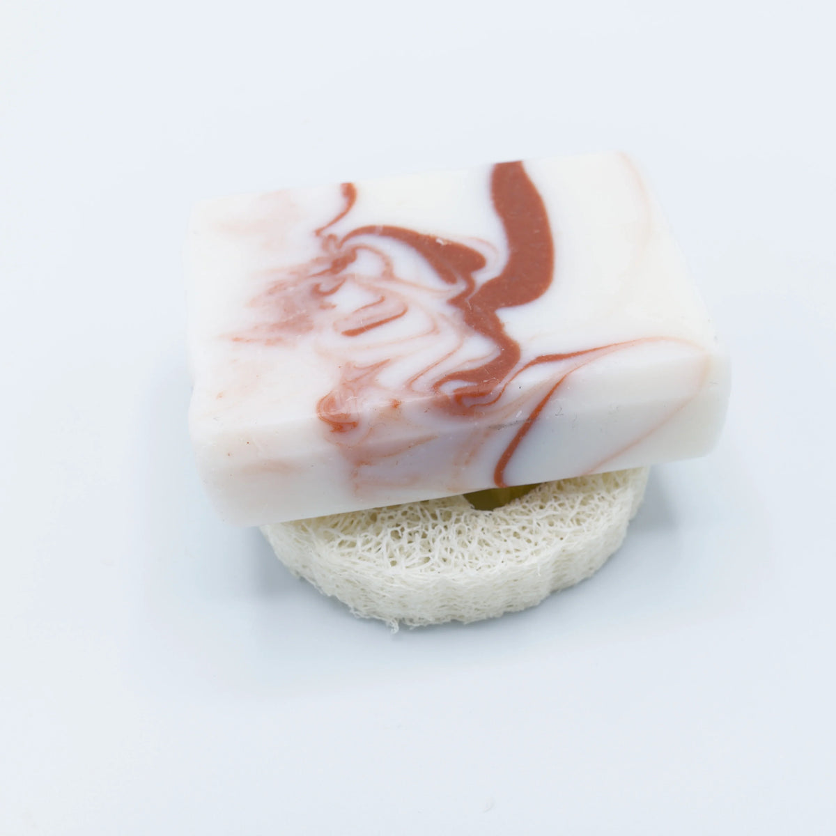 Savon artisanal Moussaillon de La Saponerie, surgras à 6%, naturel et sans parfum, sur loofah.