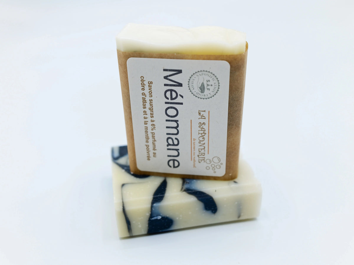 Savon artisanal Mélomane de La Saponerie, surgras à 6%, à la menthe et au cèdre d'atlas.